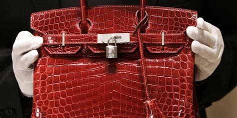 Hermès répond à Jane Birkin sur les élevages de crocodiles 